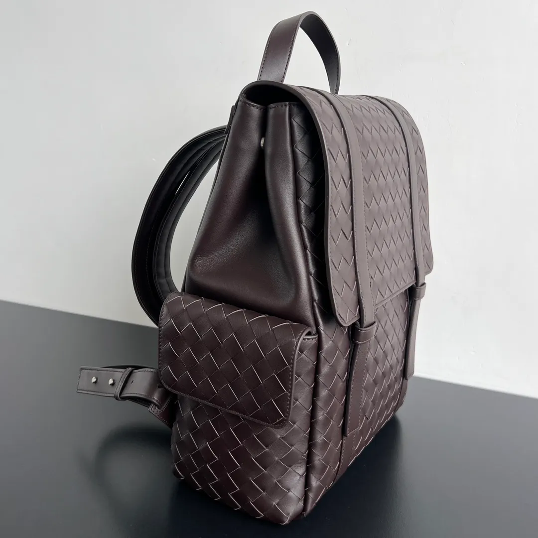 Batch 2560 #BV new men's backpack, super popular 🎒805971 ~ Made of soft calfskin, purely handmade. The weaving is tight and regular, the texture is three-dimensional, and the taste is low-key. 💥Hidden magnetic buckle opening and closing and multi-compartment storage allow for seamless switching between business and commuting. The interior is made of canvas that is wear-resistant and durable. It is highly recommended to brothers who pursue fashion and practicality. You will never be disappointed 👍 Dimensions: 39x31x14